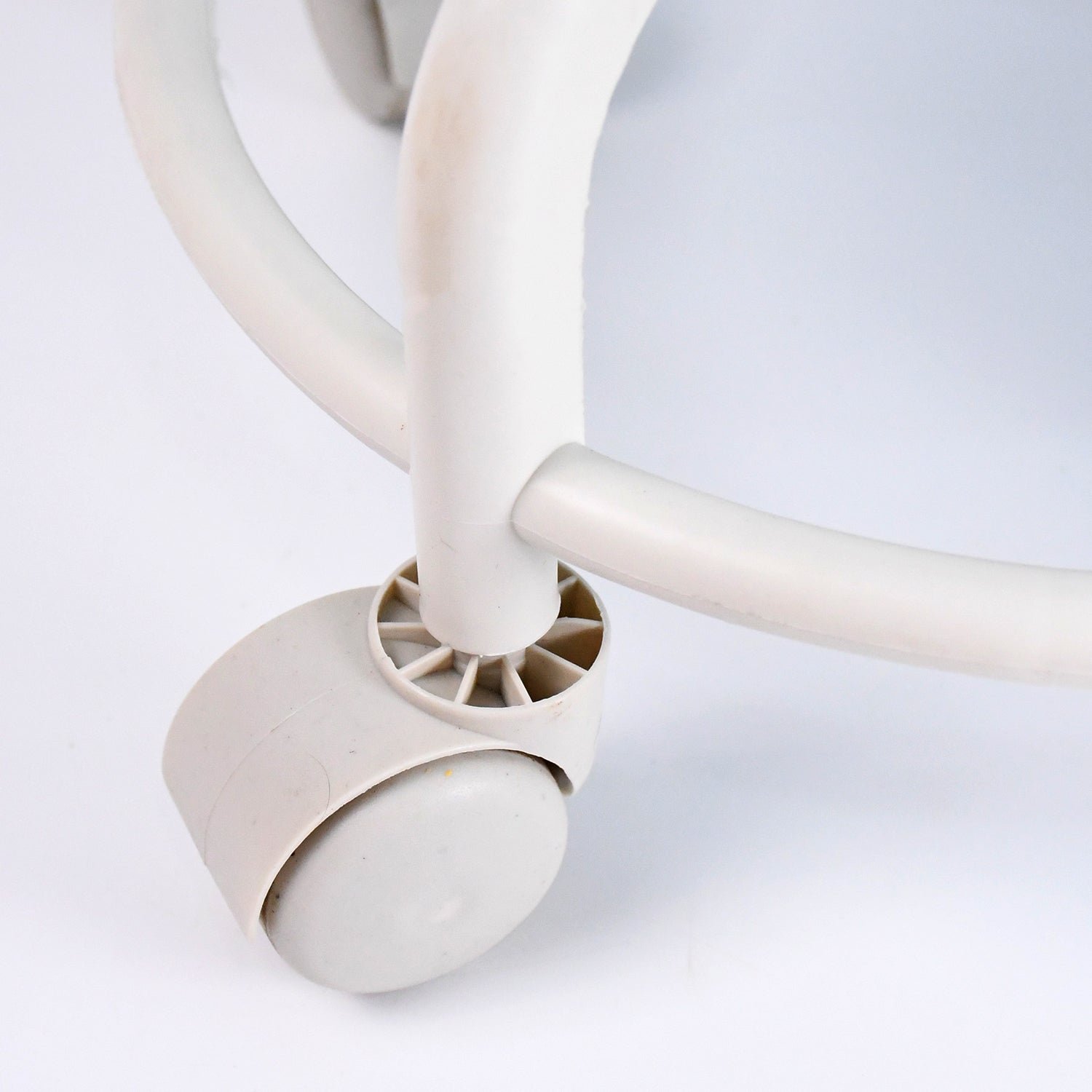 Plastic Low Round Rolling Stool with Wheels Pedicure Stool (1 pc / Mix Color)