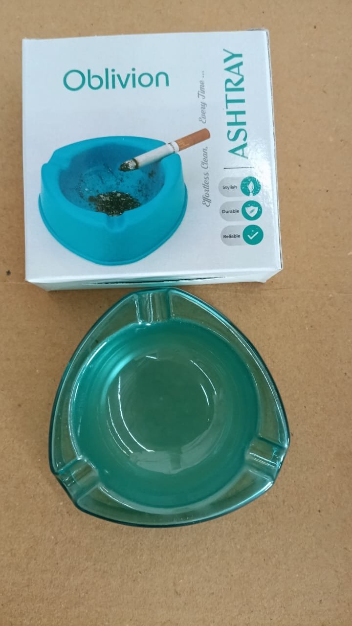 Heavy-Duty Transparent Plastic Ashtray with Triple Rest Slots (1 Pc)