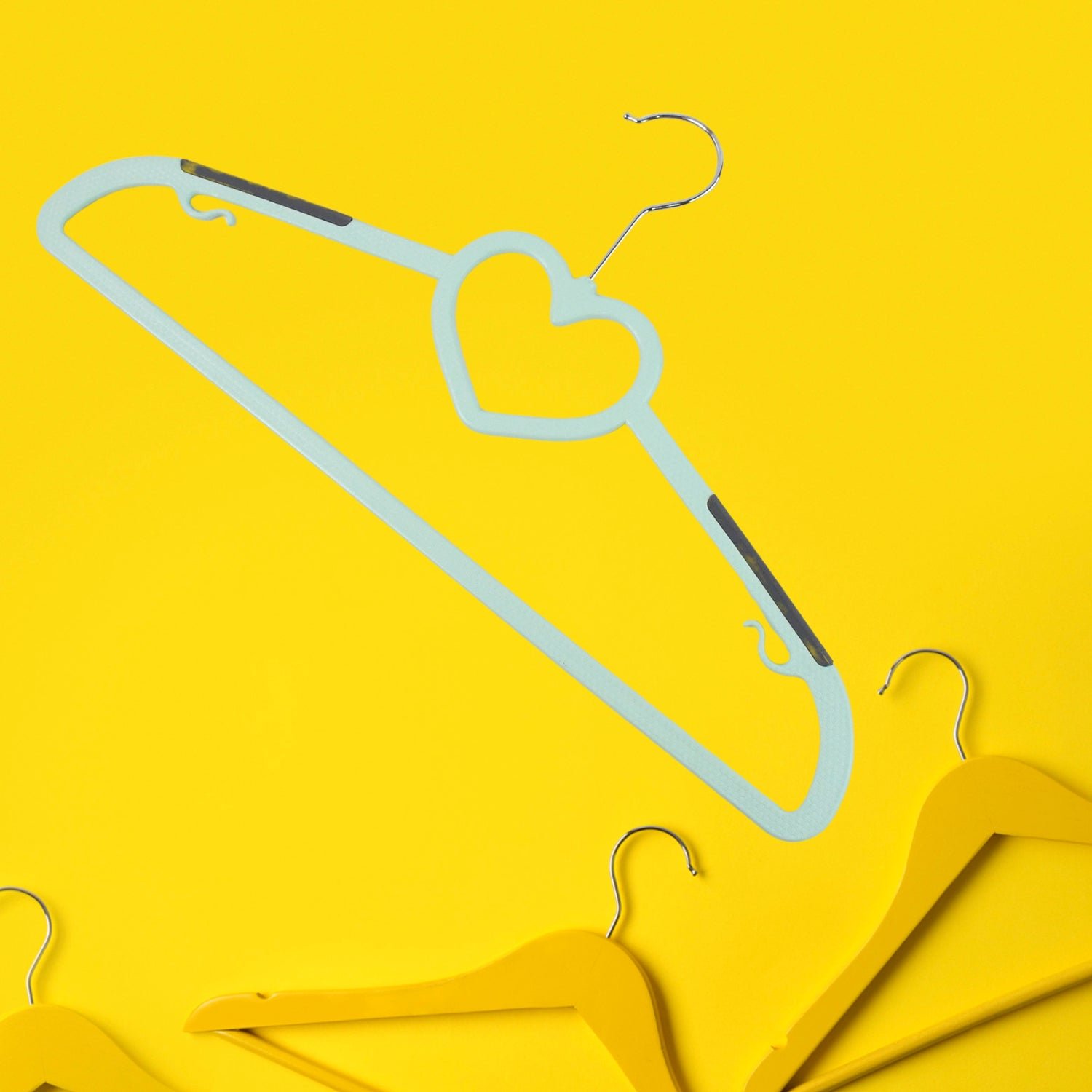 Plastic Clothes Hangers, Slim & Durable Space-Saving Hangers (3 Ps)