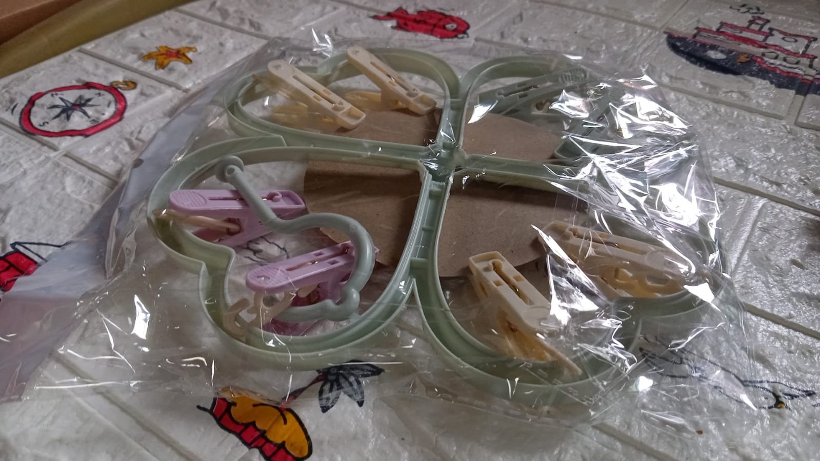 Heart Shape Cloth Drying Rack with 8 Clips for Socks, Baby Clothes, Towels