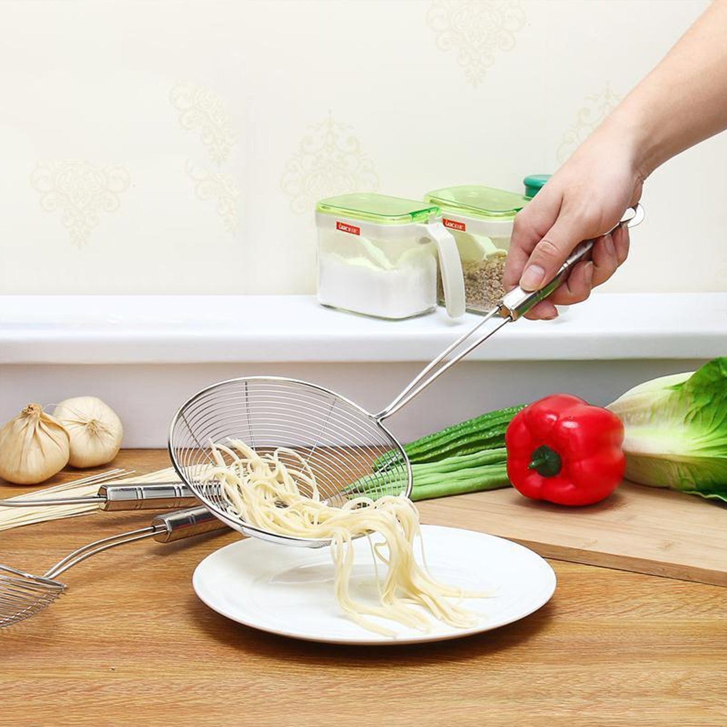 Medium Oil Strainer To Get Perfect Fried Food Stuffs Easily Without Any Problem And Damage.