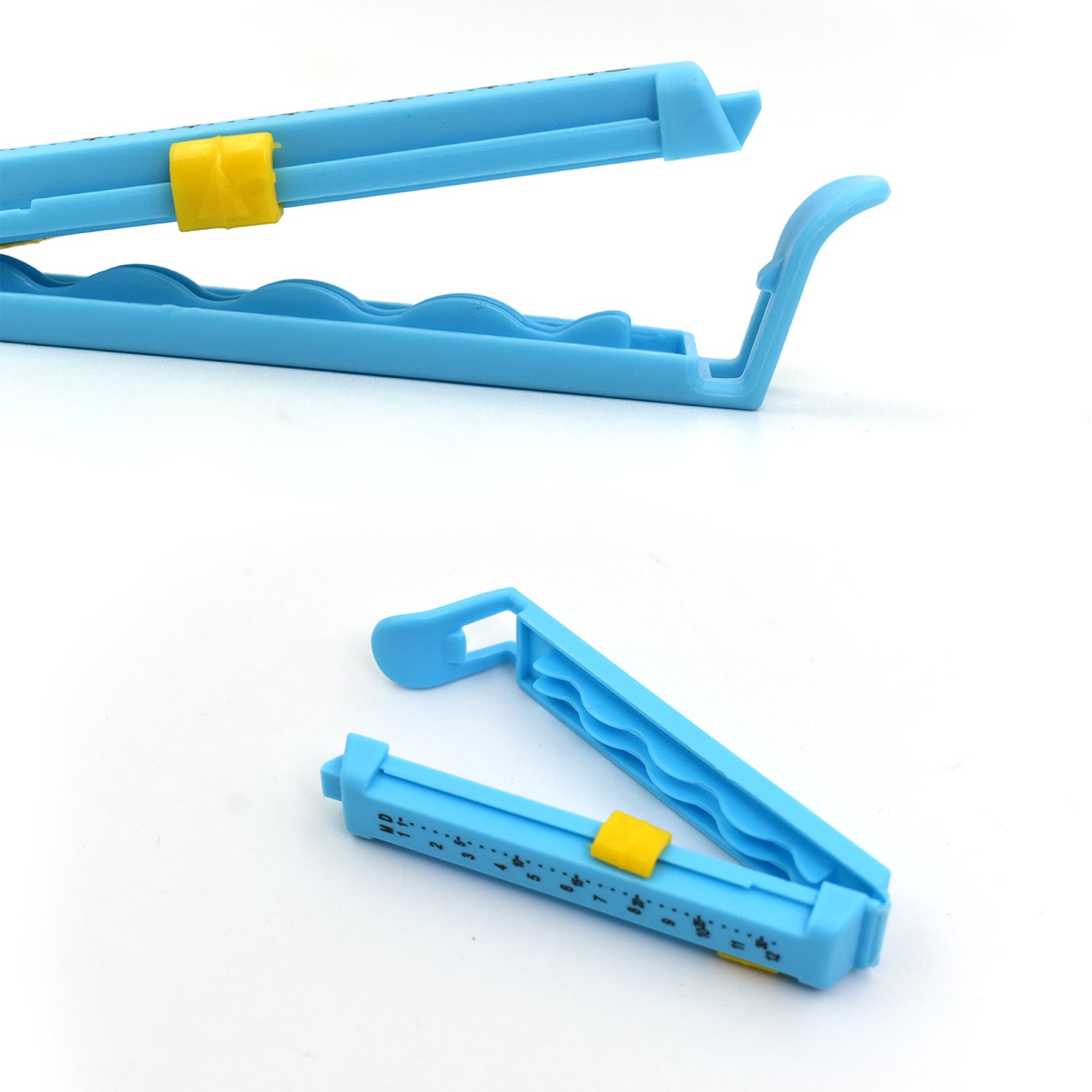 Small Multipurpose Food Snack Plastic Bag Clip Sealer / Packet Sealer Clamps / Manual Vacuum Bag Sealer / Food Pouch Clip / Bag Zipper / Food Clips Sealer for Home Kitchen, Set of 4 (Multicolor)