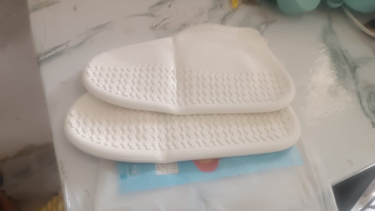 Non-Slip Silicone Waterproof Anti-Skid Reusable Shoe Covers (Small, 1 Pair)