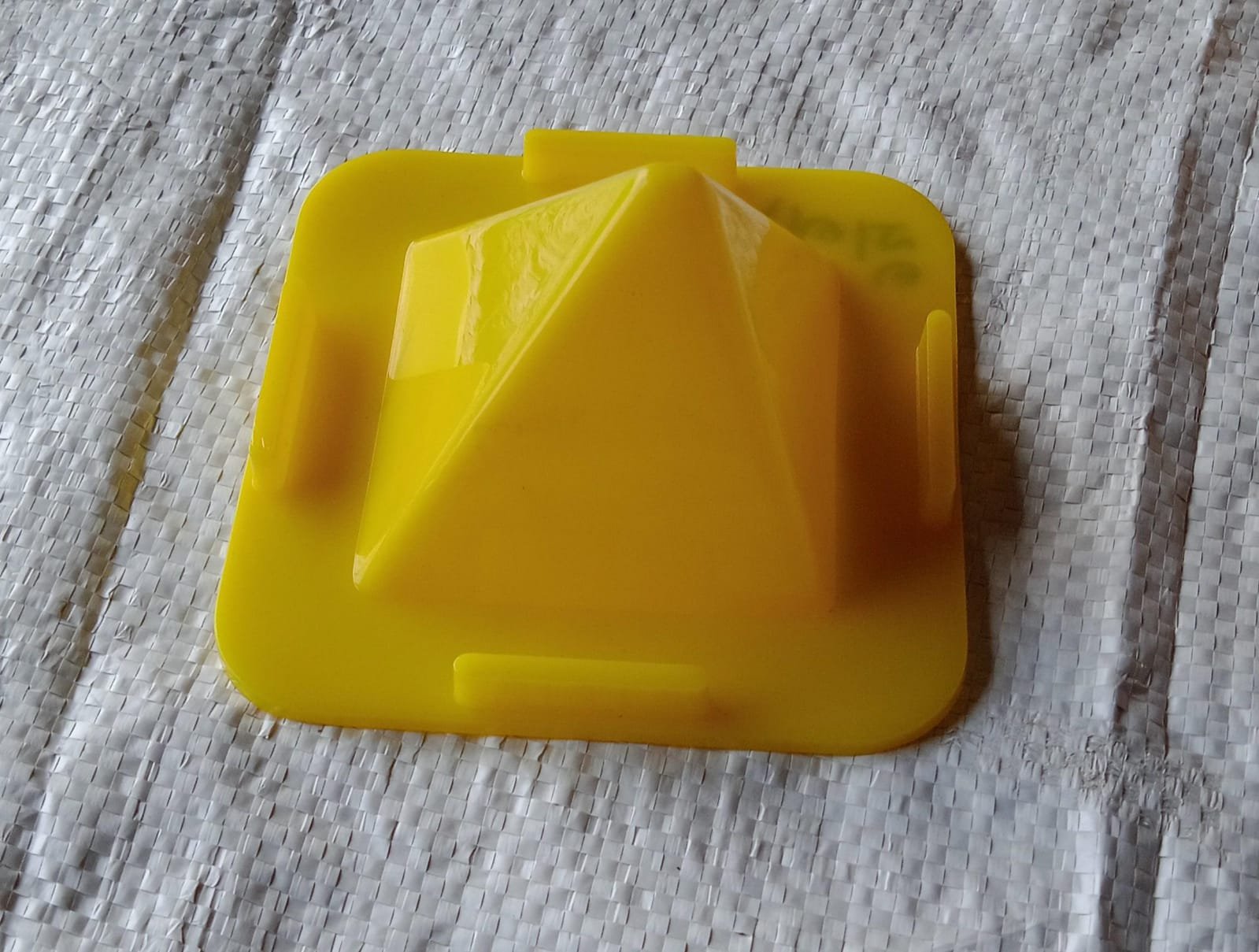 Portable Four-Sided Pyramid Shape Desktop/ Table Mobile Holder Stand