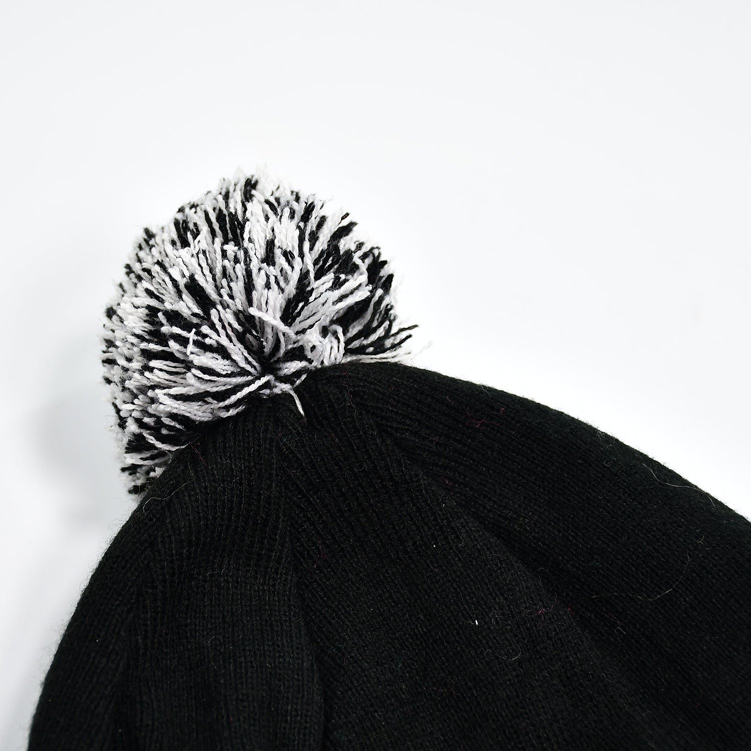 Men's and Women's Skull Slouchy Winter Woolen Knitted Black Inside Fur Beanie Cap.