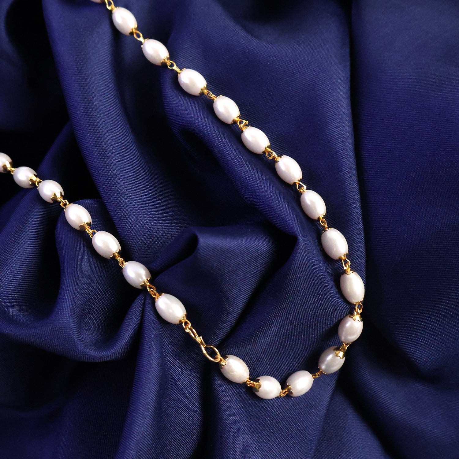 Elegant Pearl Beaded Necklace with Gold-Tone Link Detailing (1 Pc)