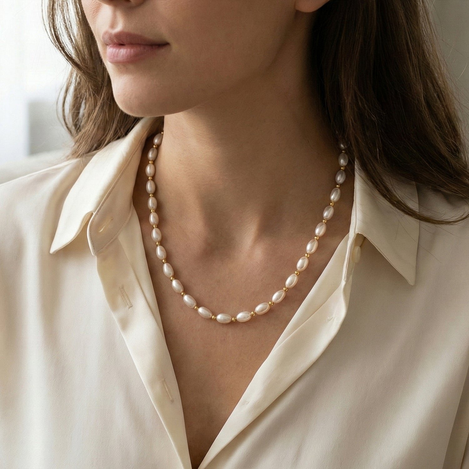 Elegant Pearl Beaded Necklace with Gold-Tone Link Detailing (1 Pc)