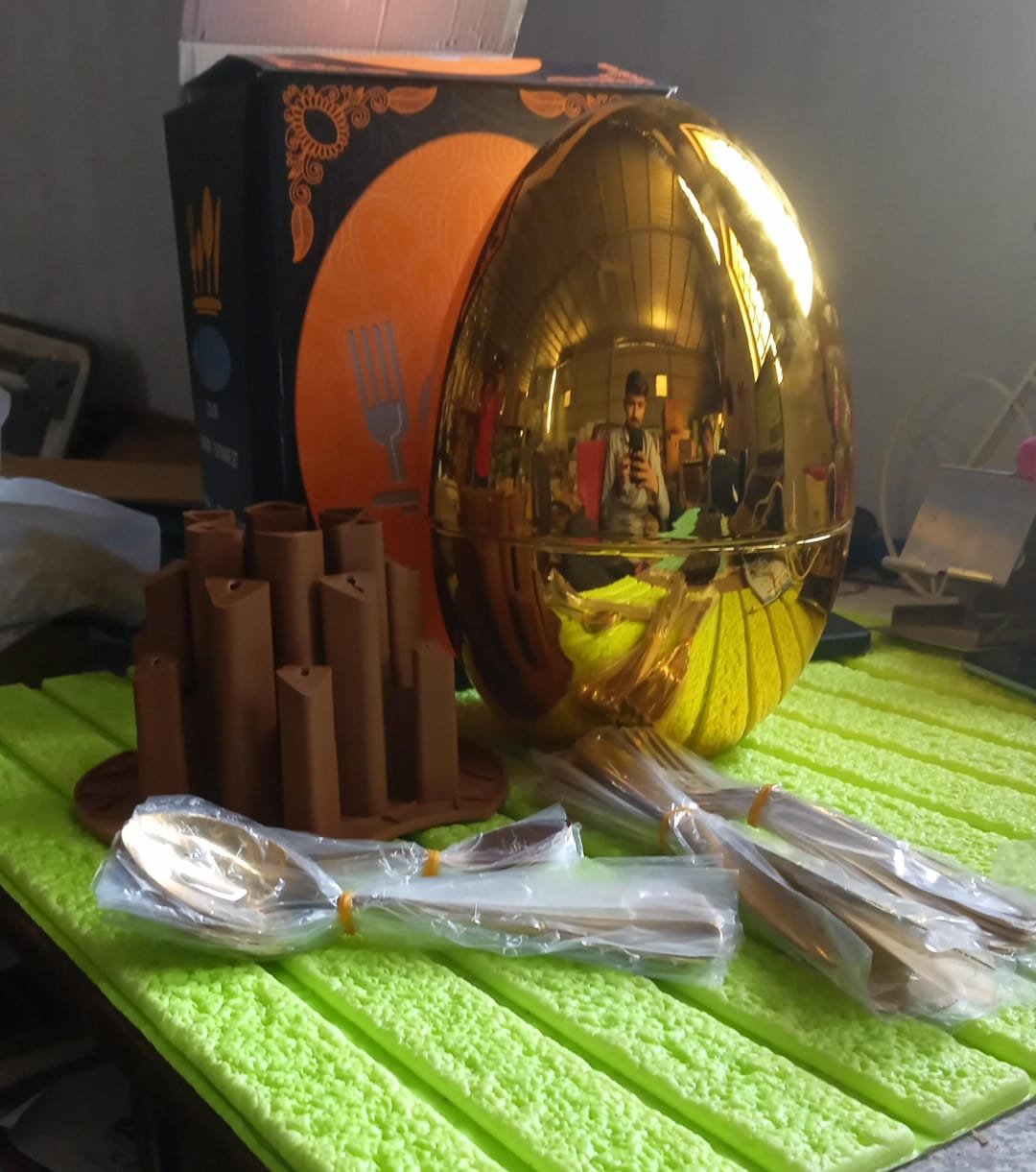 Premium Cutlery Set 24 Pcs with Oval Shaped Stand  (Golden / 24 pcs set)